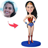 בובה בעיצוב אישי של וונדר וומן עם גלימה, צמידים וסמל הכוח