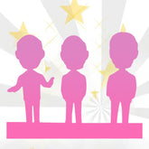 איור ייצוגי של בובה בעיצוב אישי הכוללת 3 דמויות, עומדות על בסיס בעיצוב נקי ומרשים. הבובה מותאמת אישית ומושלמת כמתנה ייחודית ובלתי נשכחת.