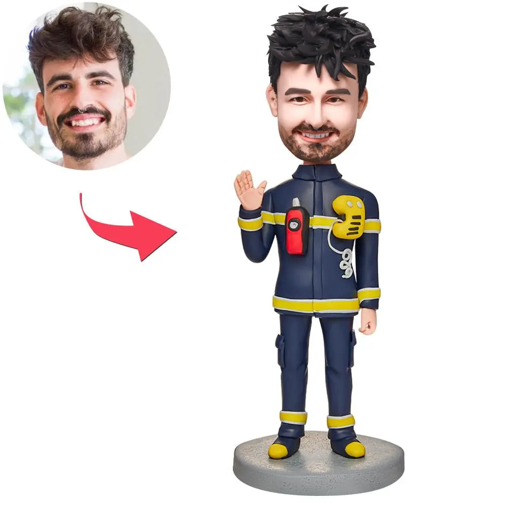 בובה בעיצוב אישי של כבאי אש במדי עבודה עם פרטים מדויקים, מתנה מרגשת בעבודת יד.