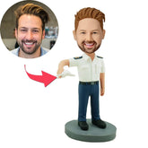 בובה בעיצוב אישי של טייס במדי טייס מחזיק מטוס קטן ביד, מתנה ייחודית ומרגשת בעבודת יד.