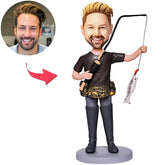 בובה בעיצוב אישי של דייג עם חכה, דגים ואלמנטים מעולם הדיג