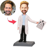 בובה בעיצוב אישי של רופא עיניים, עם חלוק רפואי וכלי בדיקה ייחודיים