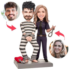 בובה זוגית בעיצוב אישי עם גבר בתחפושת אסיר ואישה בתלבושת שוטרת - מתנה שובבה ומקורית בעבודת יד.