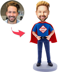 בובה בעיצוב אישי של אבא עם חולצת Super Dad וגלימה אדומה